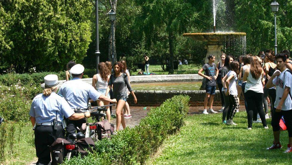 Un tuffo nella fontana dopo l’ultima campanella 