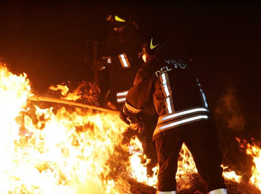 Incendiano una rotoballa in piena notte 