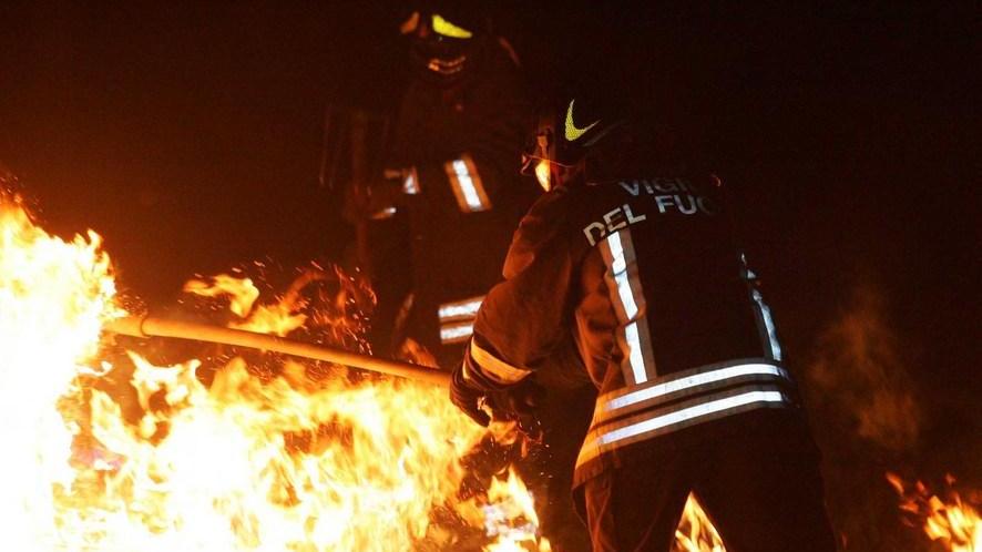 Incendiano una rotoballa in piena notte
