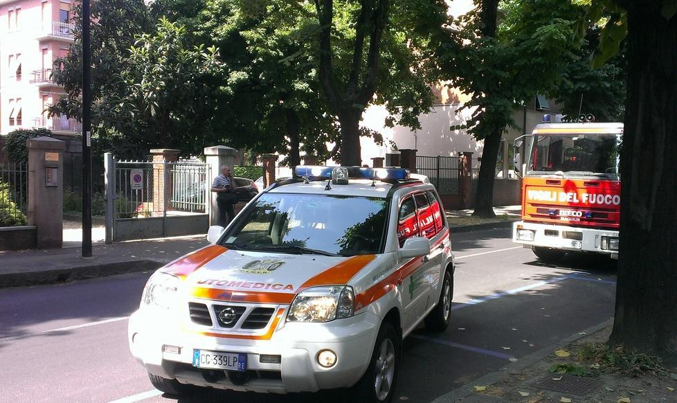 La figlia non apre e scattano i soccorsi
