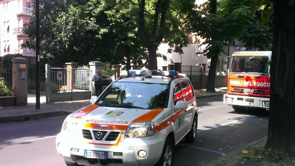 La figlia non apre e scattano i soccorsi