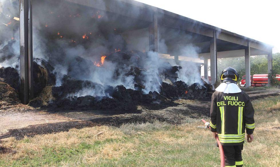Fienile in fiamme, danni per 50mila euro 