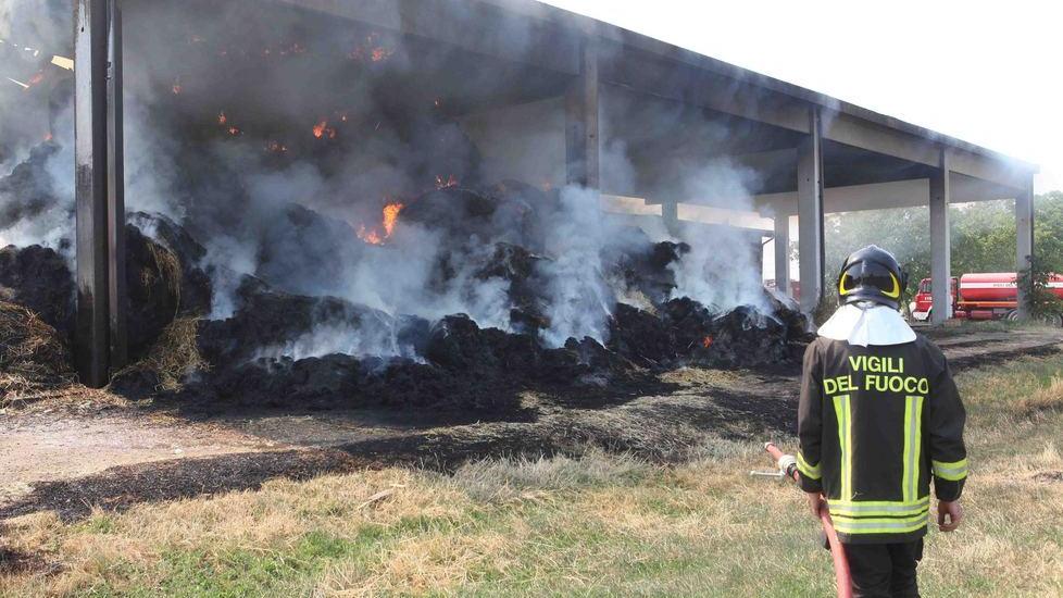 Fienile in fiamme, danni per 50mila euro