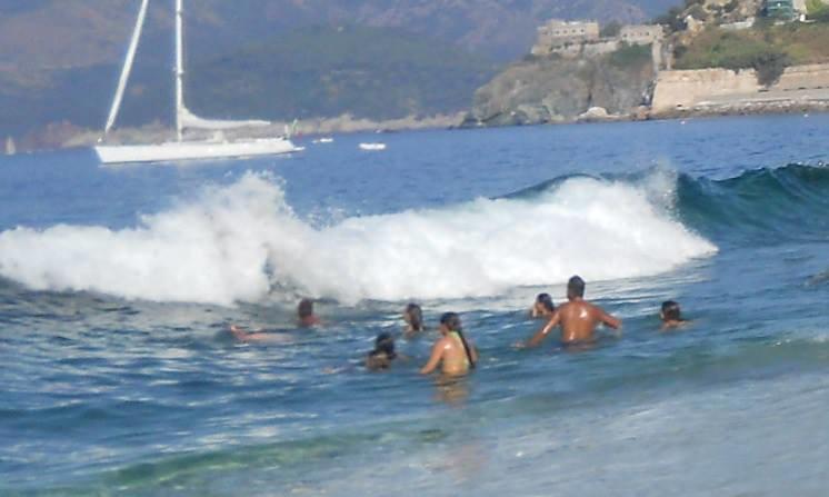 Riecco l’onda anomala, bagnanti preoccupati 