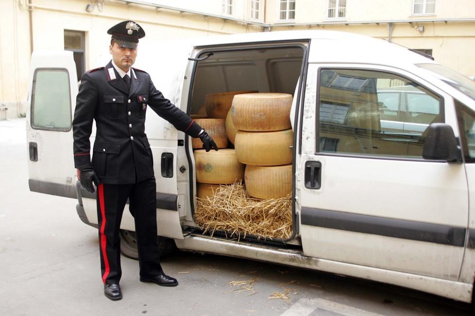 Compra Parmigiano Reggiano e paga con assegni falsi 