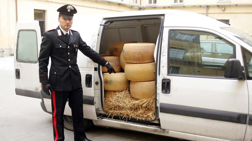 Compra Parmigiano Reggiano e paga con assegni falsi