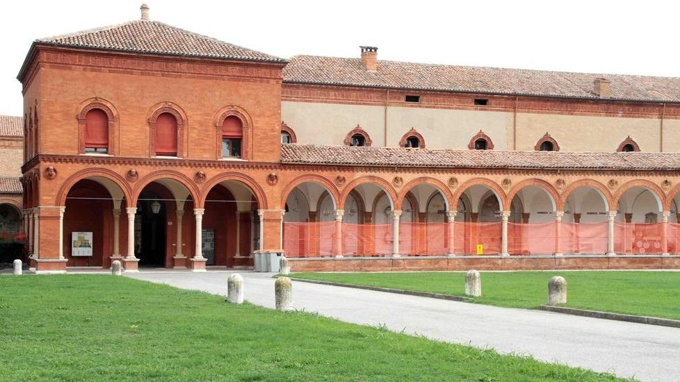 Ruba una borsetta al cimitero