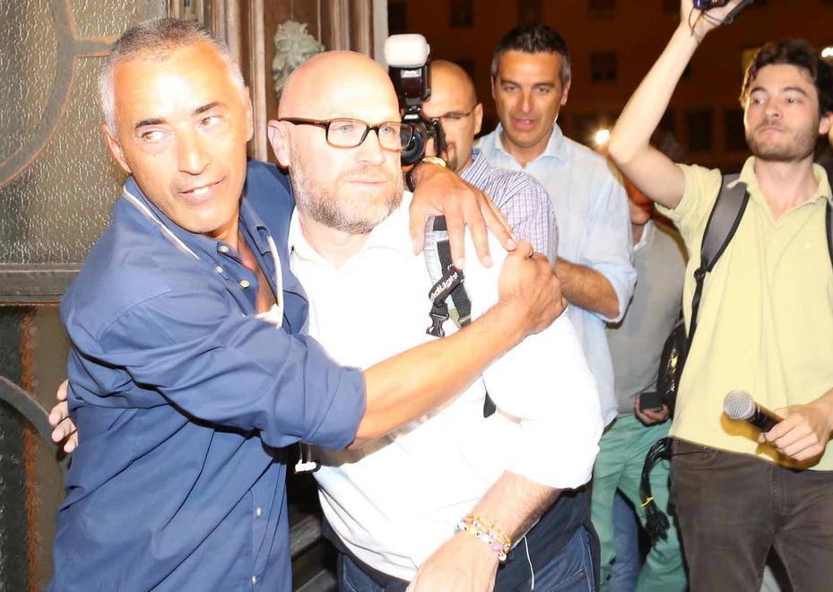 Nogarin si prende il Comune: "Dove sono le chiavi? Ora cambiamo l'aria"