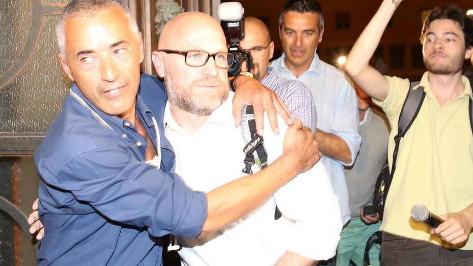 Nogarin si prende il Comune: "Dove sono le chiavi? Ora cambiamo l'aria"