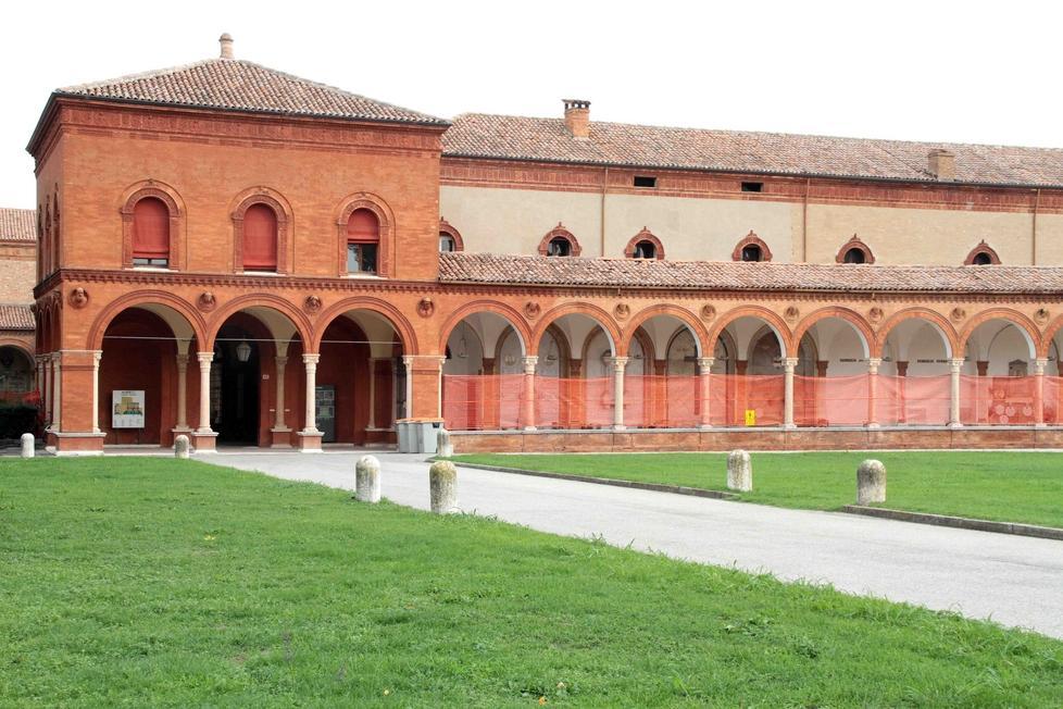 Le ruba la borsetta al cimitero mentre va sulla tomba del figlio 