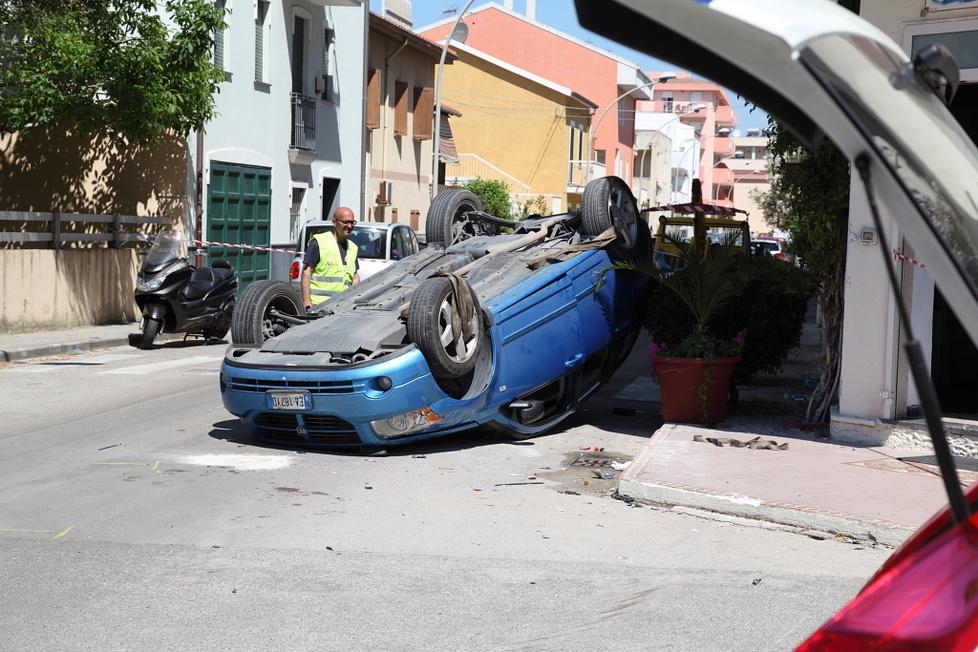 Scontro in centro, l'auto si ribalta e travolge una turista: operata alla testa, resta gravissima 