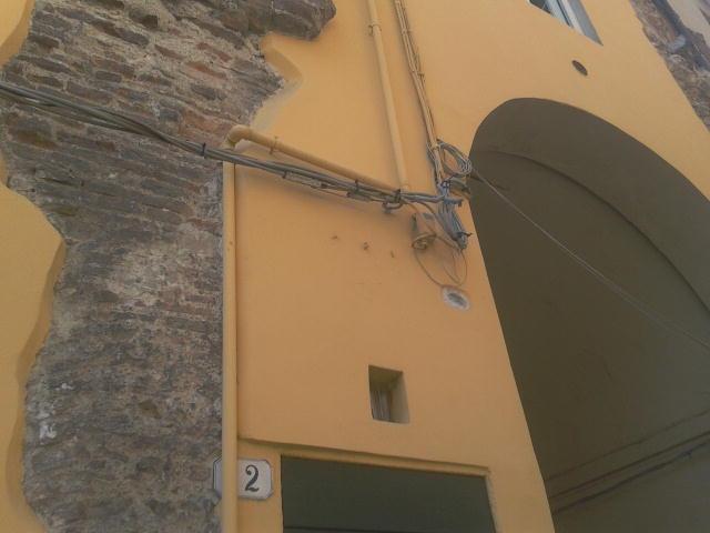 Operazione decoro: via i fili dalle facciate del centro 