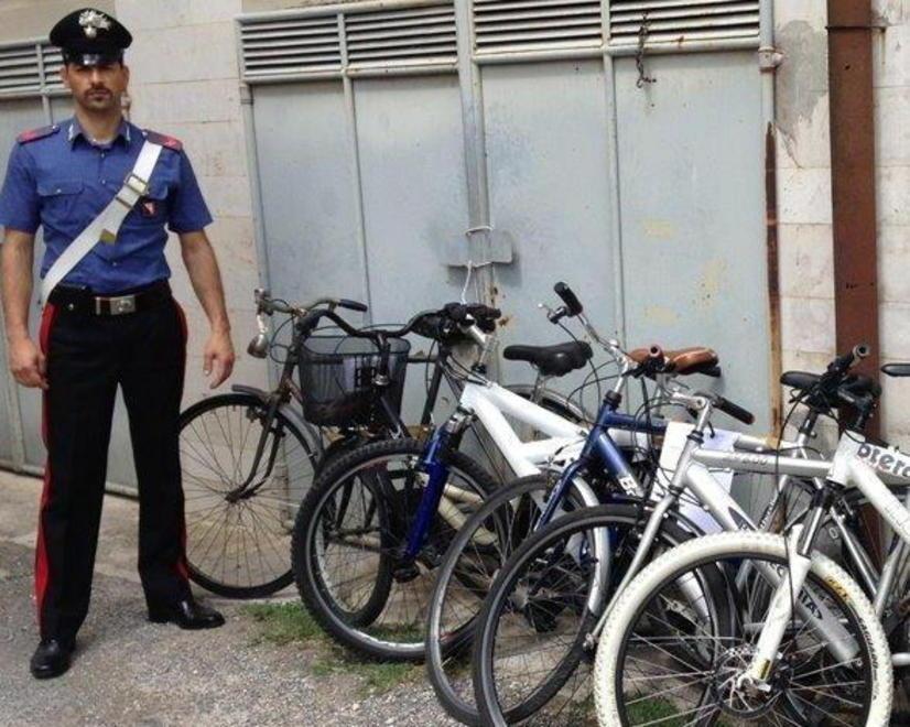 Ruba la bici a un carabiniere e viene incastrato dalle telecamere 