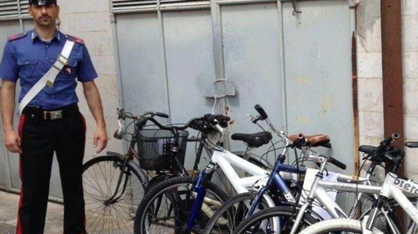 Ruba la bici a un carabiniere e viene incastrato dalle telecamere