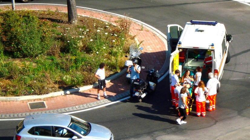 Cade dallo scooter alla famigerata rotatoria di viale Nazario Sauro