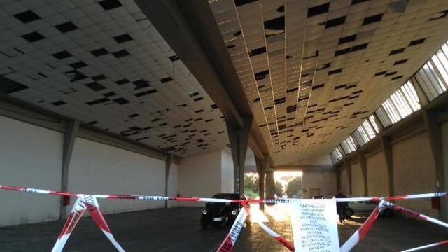 Pannelli pericolanti, chiuso il parcheggio accanto al Marco Polo
