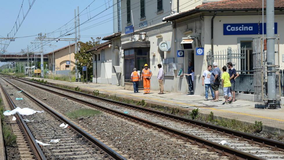 Si sdraia sui binari e si fa investire dal treno in corsa 