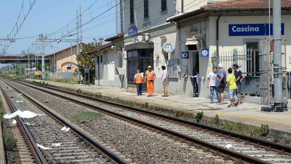 Si sdraia sui binari e si fa investire dal treno in corsa