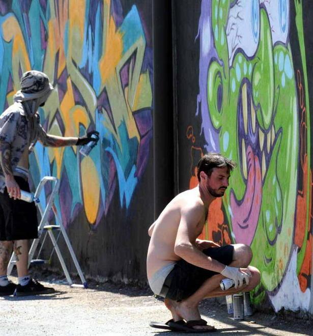 C’è dell’arte sui muri I writers colorano la zona industriale 