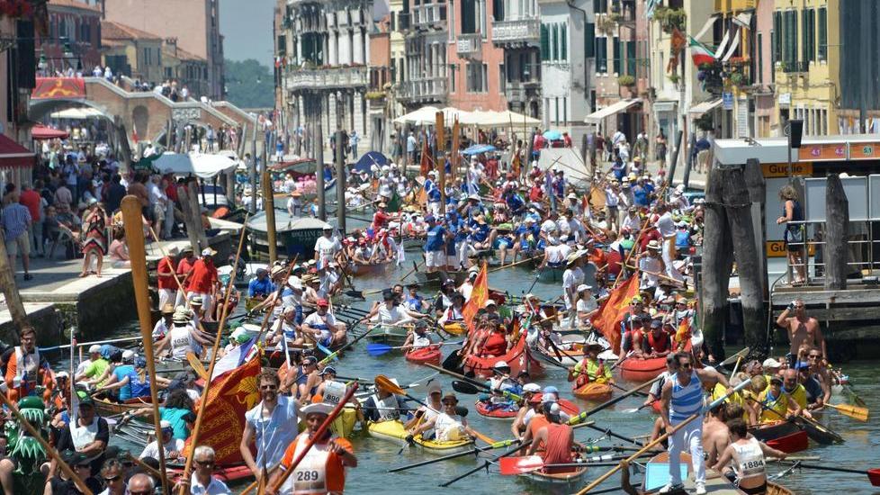 Vogalonga, partenza–caos a Venezia