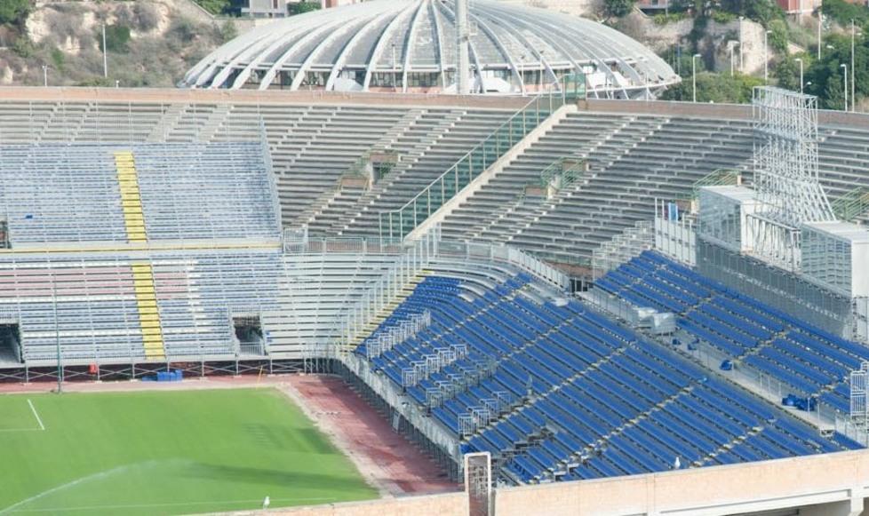 Lavori al Sant’Elia in ritardo e la curva Sud è da montare