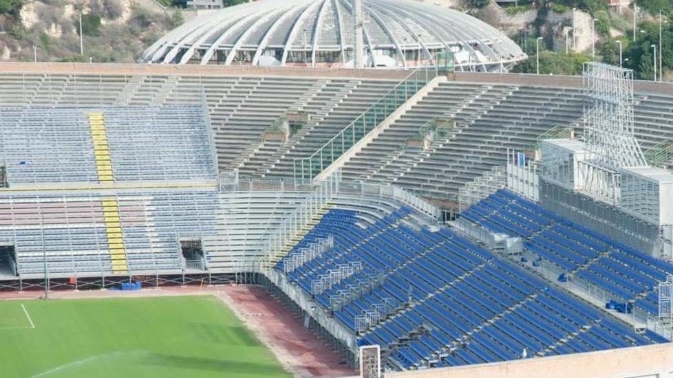 Lavori al Sant’Elia in ritardo e la curva Sud è da montare