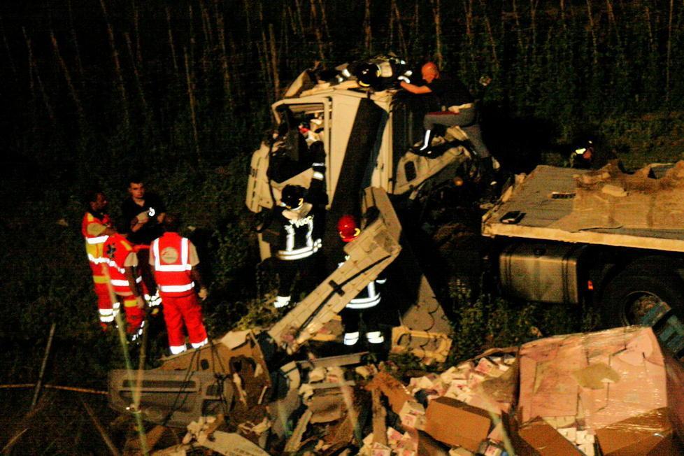 Tir carico di carta finisce fuori strada: morto sul colpo camionista di 42 anni 