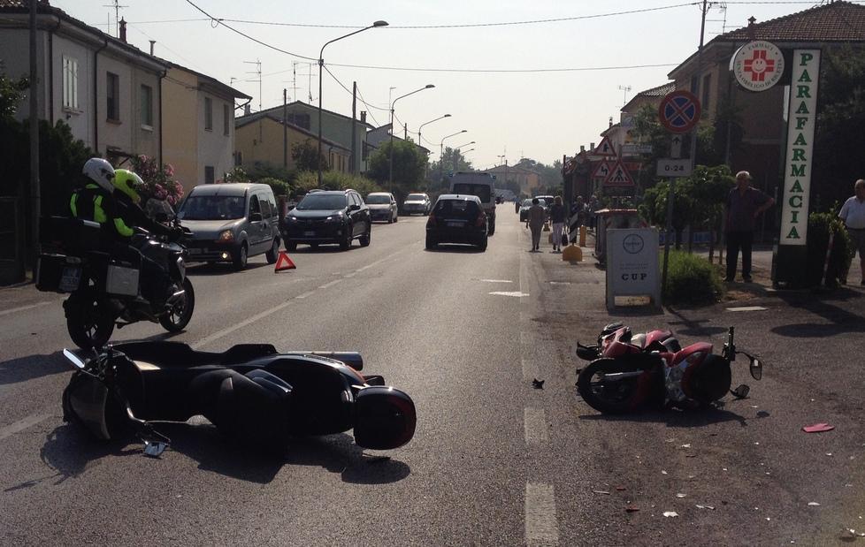 Duro scontro fra due scooter Un centauro portato a Cona