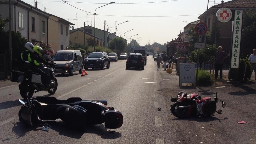 Duro scontro fra due scooter Un centauro portato a Cona