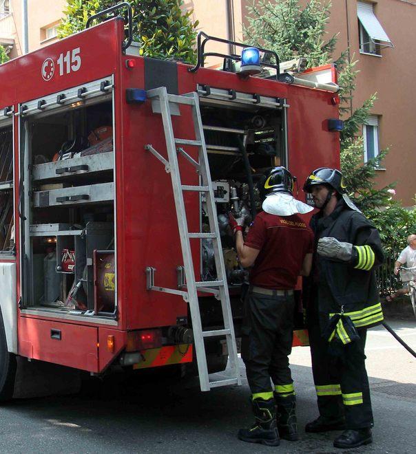 Va in fiamme una cucina paura in un’abitazione