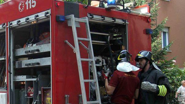 Va in fiamme una cucina paura in un’abitazione