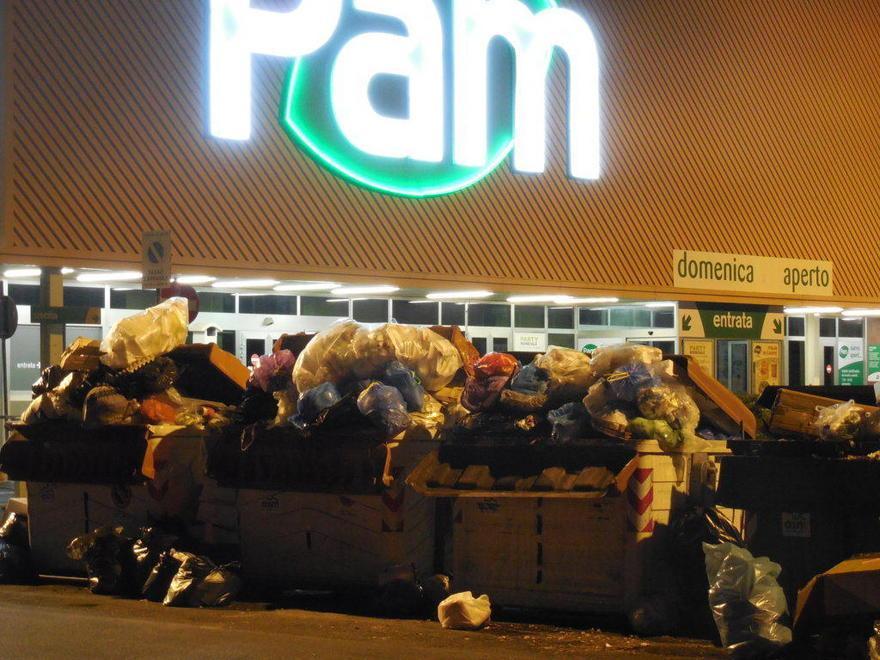 Una discarica a cielo aperto davanti alla Pam di via Pistoiese 
