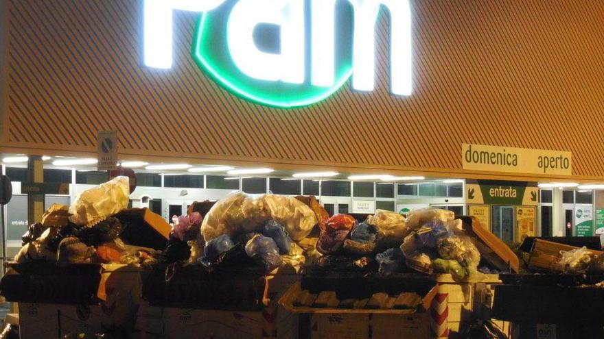 Una discarica a cielo aperto davanti alla Pam di via Pistoiese