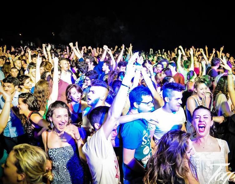 Dalle 18 alle 2 ci si diverte Together 