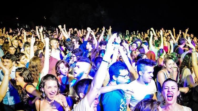 Dalle 18 alle 2 ci si diverte Together