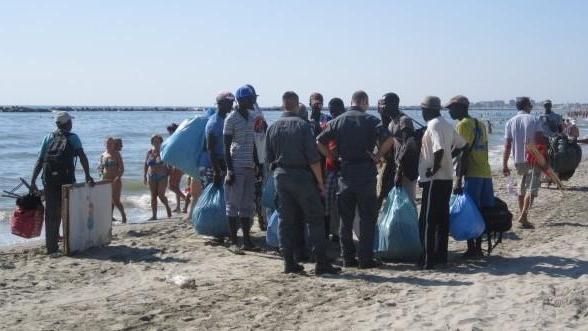 «Assalto degli abusivi sulle spiagge dei Lidi»