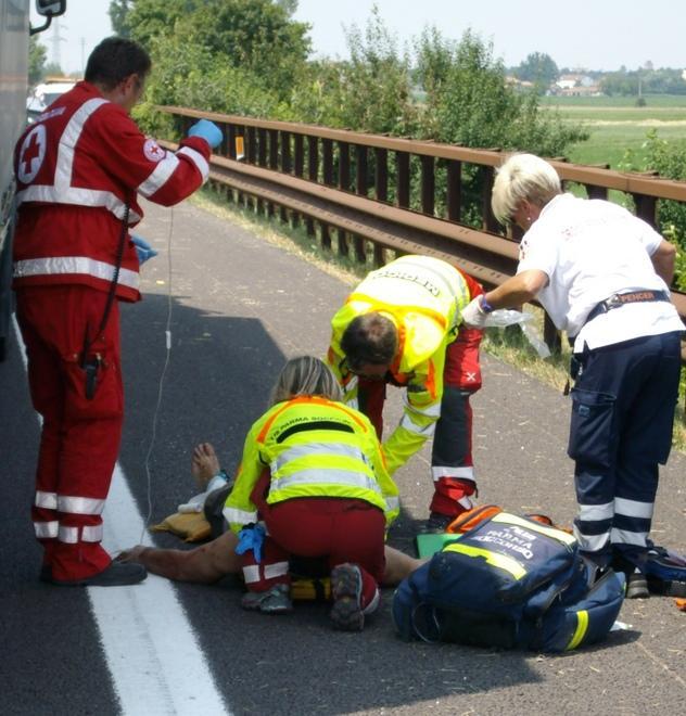 Camper disintegrato dai camion coniugi intrappolati tra le lamiere 