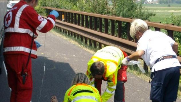 Camper disintegrato dai camion coniugi intrappolati tra le lamiere