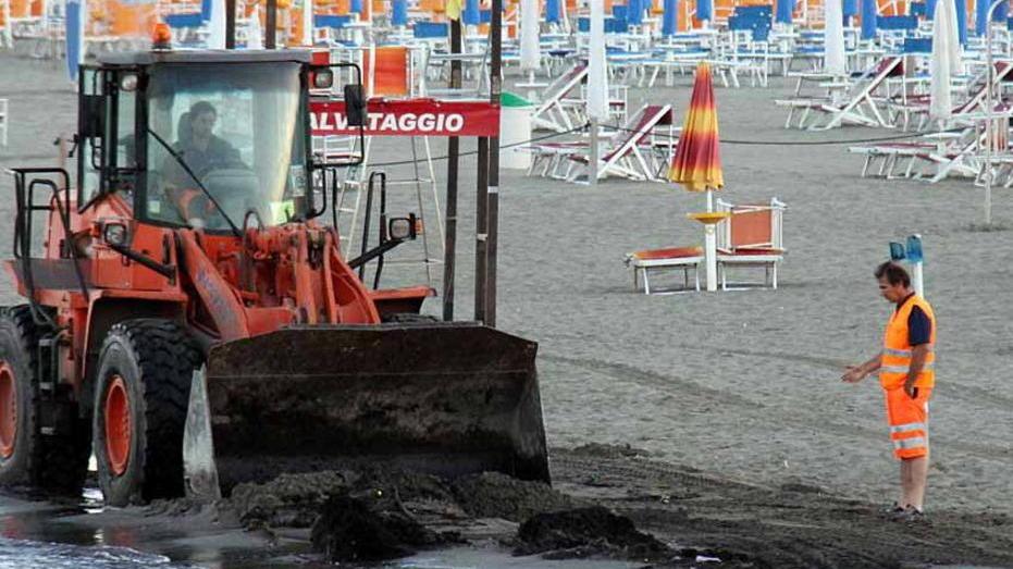 Invasione di detriti ruspe in spiaggia