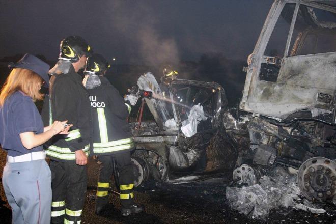 Schianto in autostrada: muore carbonizzato 