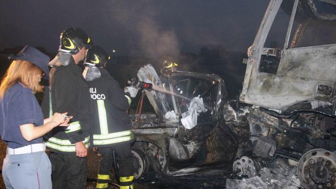 Schianto in autostrada: muore carbonizzato