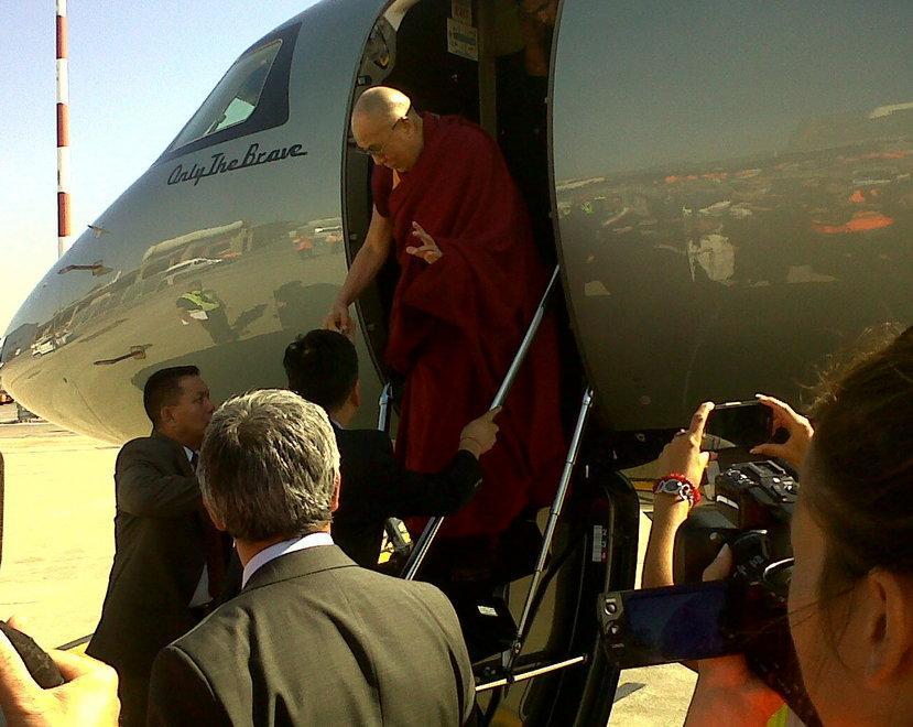Il Dalai Lama atterrato a Pisa per la visita a Livorno e Pomaia 