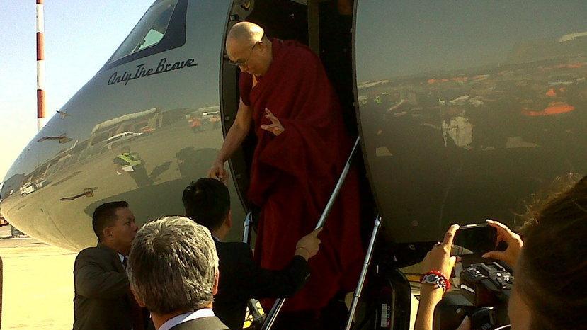 Il Dalai Lama atterrato a Pisa per la visita a Livorno e Pomaia