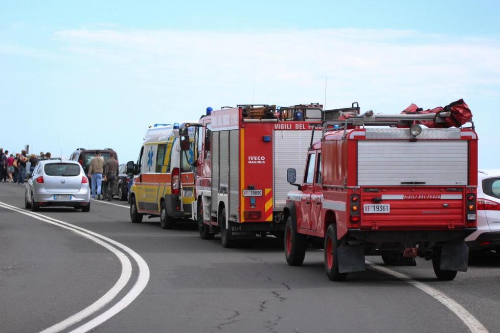 Si ribaltano con l’auto sul Romito,  due feriti
