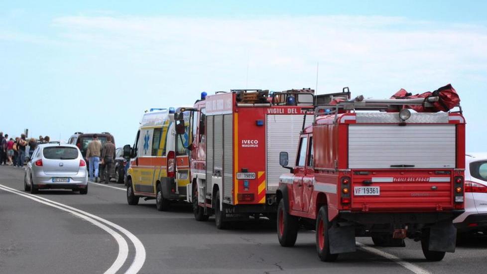Si ribaltano con l’auto sul Romito, due feriti