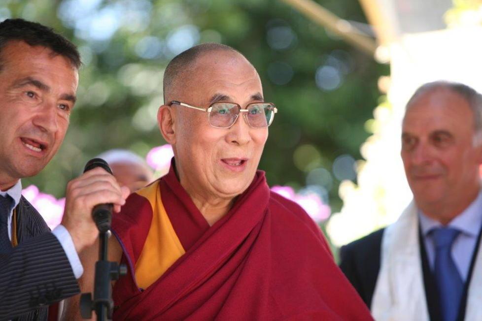Il Dalai Lama è arrivato a Pomaia accolto da una folla di 500 persone 