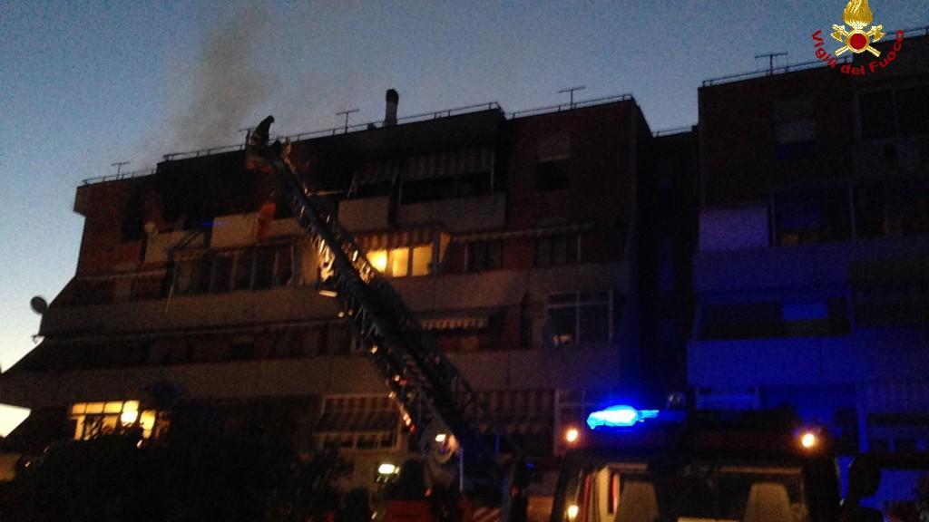 Fiamme all'alba in un appartamento, salvi marito e moglie