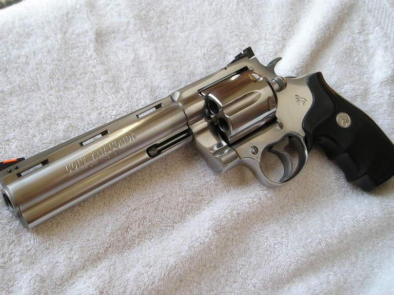 Pistola alla tempia al vicino, denunciato 