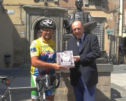 Il sindaco Tambellini accoglie il “ciclista d’acciaio” 