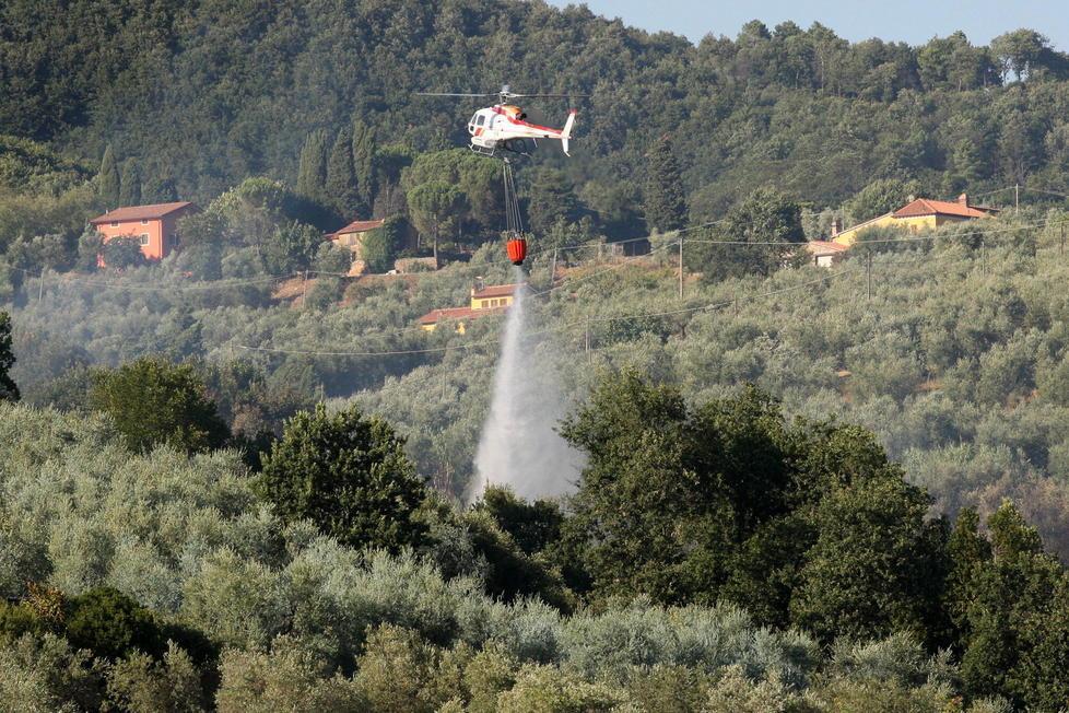 Incendio sulle colline , a fuoco una discarica abusiva 